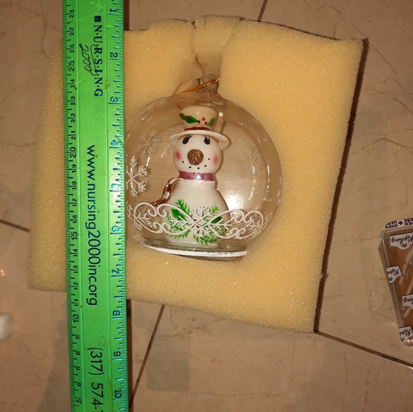 AUTHENTIC GENUINE "SORELLE" CHRISTMAS 🔮 GLOBE SNOWMAN ORNAMENT ⛄️ LIGHTS UP - Picture 4 of 8